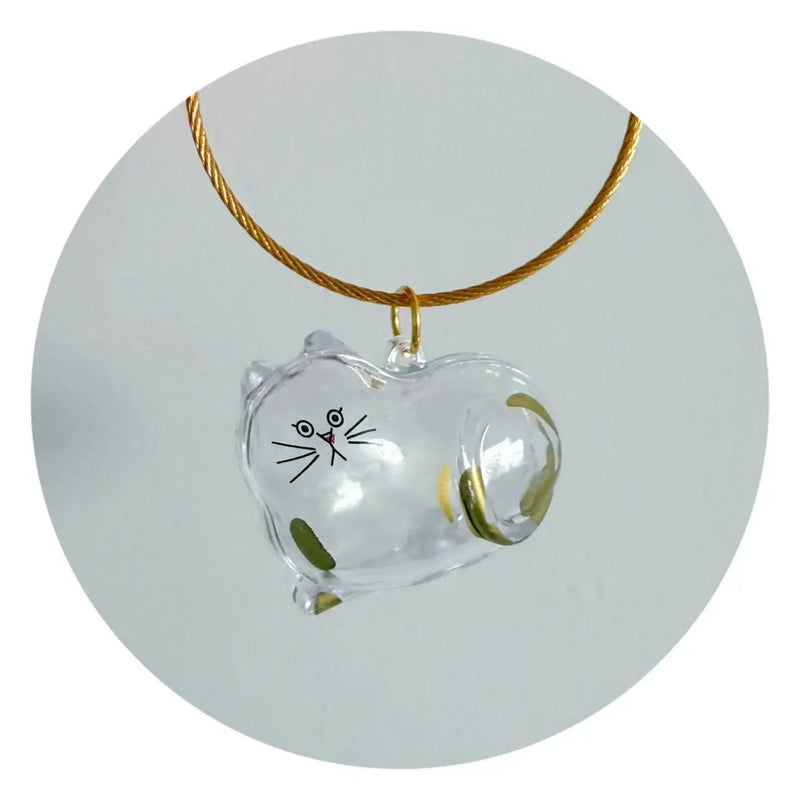 Pet Hair Memorial Keychain, Cat-Shaped Resin Storage Capsule For Cat And Dog Fur Keepsake shown as a cute cat-shaped pet memorial charm